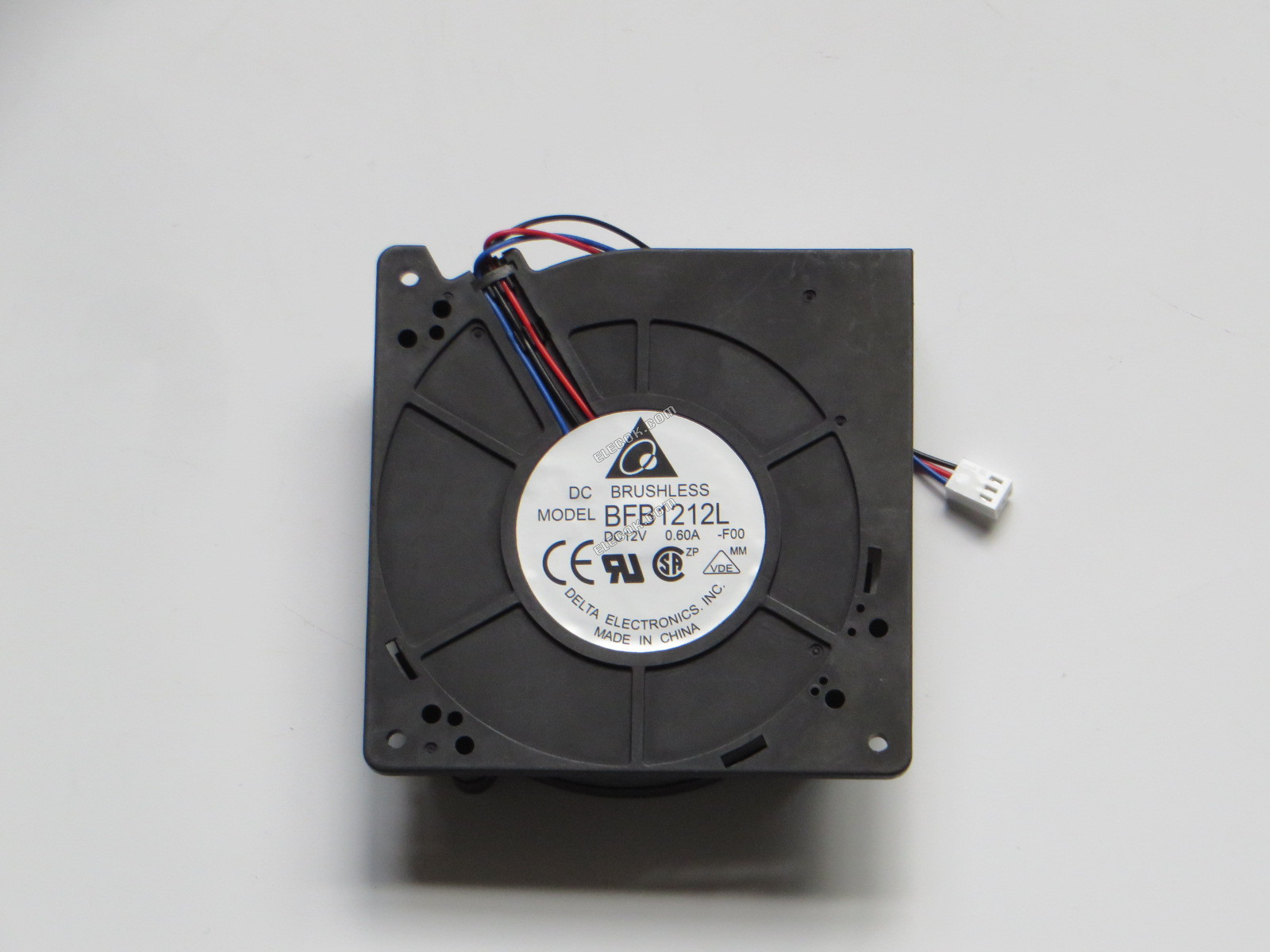 Delta Electronics BFB1212L Servidor - Turbinas Ventilador F00, bw120x120x32mm, 3 cables, 12V 0.60A usado 