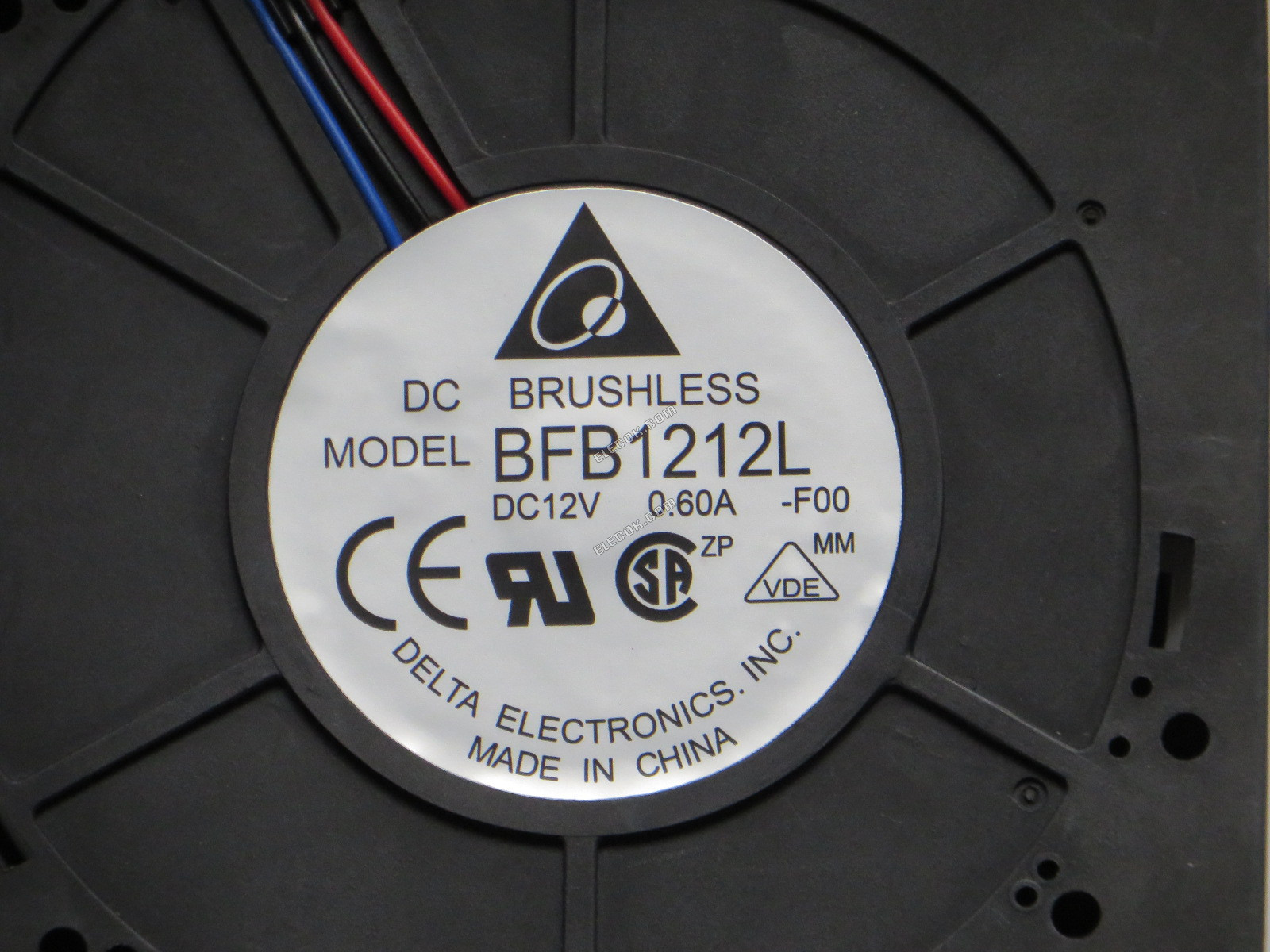 Delta Electronics BFB1212L Servidor - Turbinas Ventilador F00, bw120x120x32mm, 3 cables, 12V 0.60A usado 