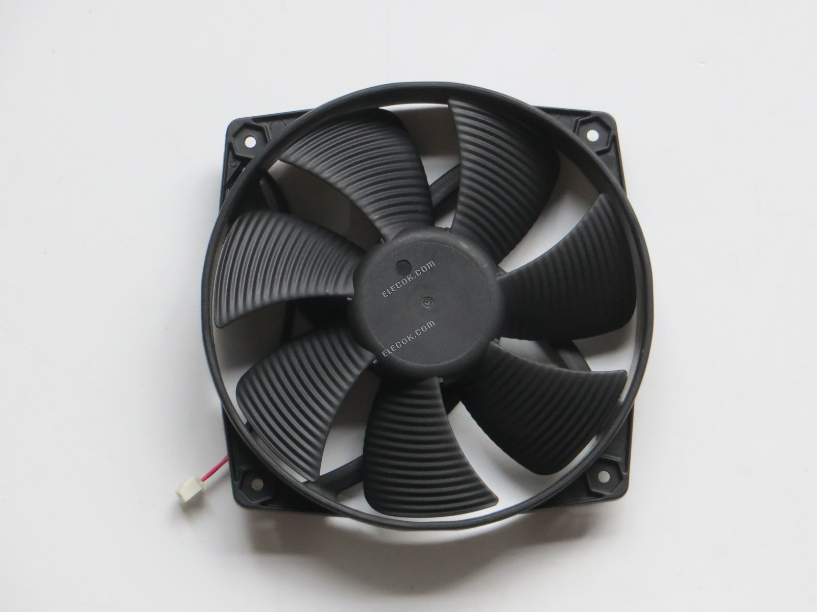 135mm Ventilador Bequiet Ventilador Silentwings BQT T13525-YF28 135mm 135*135*25mm DC 12V 0.50A 2800RPM Axial 2 cables Ventilador De Refrigeración 