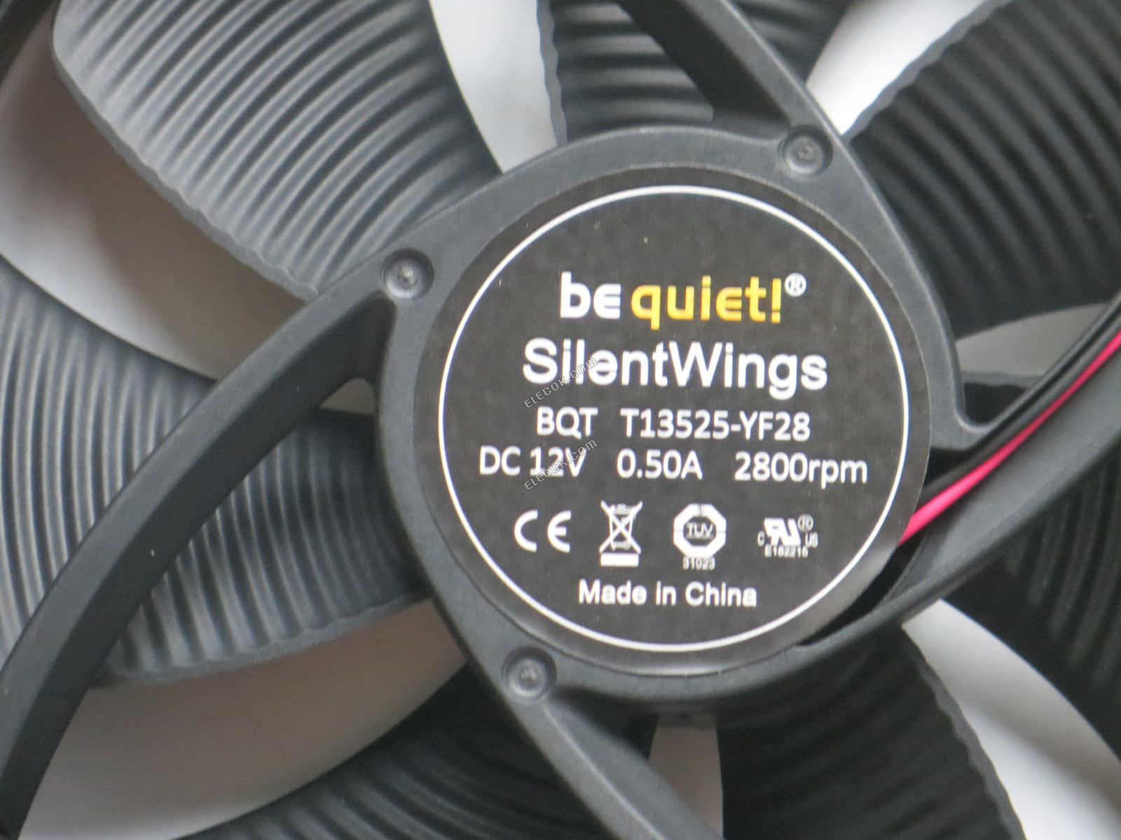 135mm Ventilador Bequiet Ventilador Silentwings BQT T13525-YF28 135mm 135*135*25mm DC 12V 0.50A 2800RPM Axial 2 cables Ventilador De Refrigeración 